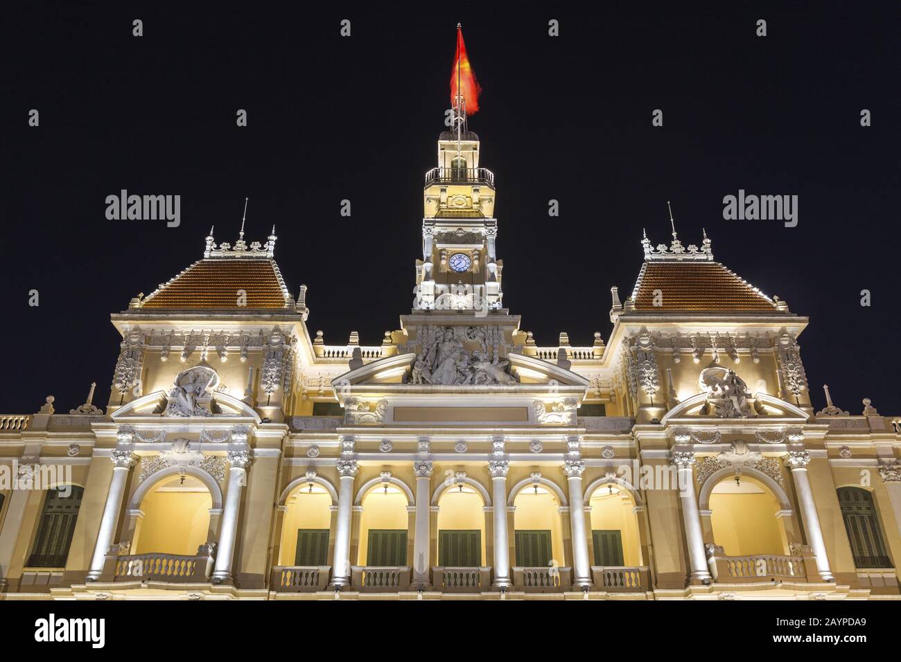 Ho-Chi-Minh-Stadt, Vietnam (Früher Saigon) City Hall oder People's Committee Head Office Legislature Building Exterior by Night Stockfoto