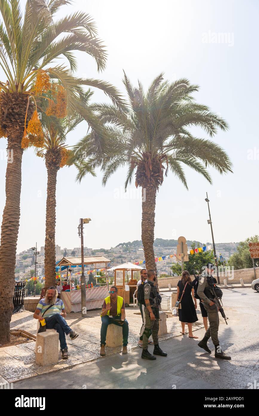 Straßenszenen auf dem Jerusalemer Altstadtmarkt nahe der westlichen Mauer, die die Stadt durch Religion voneinander trennt. Stockfoto