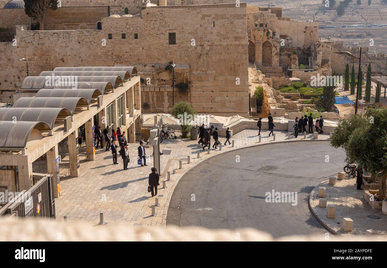 Straßenszenen auf dem Jerusalemer Altstadtmarkt nahe der westlichen Mauer, die die Stadt durch Religion voneinander trennt. Stockfoto