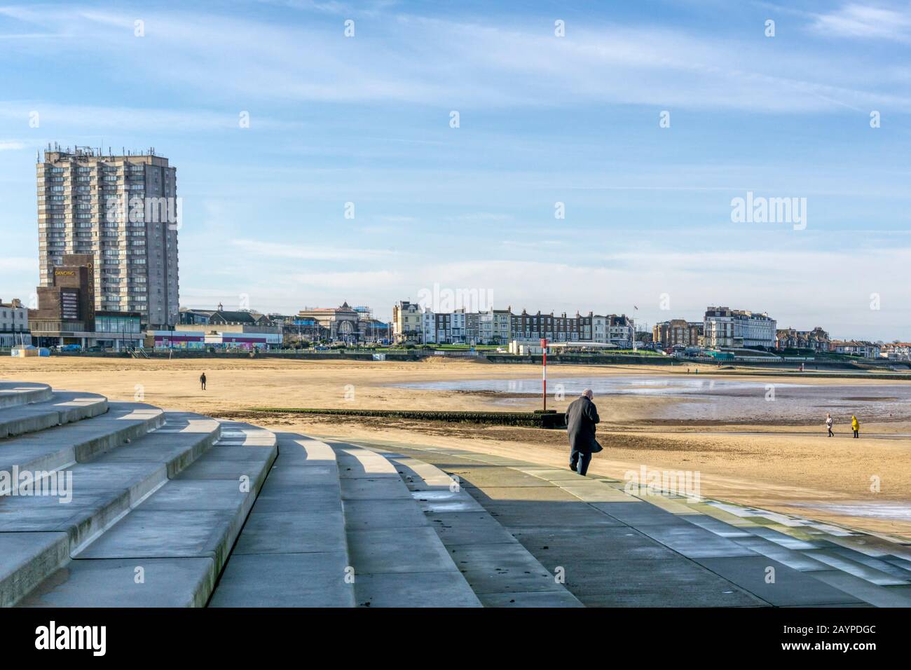 Margate Strand bei Ebbe an einem schönen Wintertag mit dem Tower Block, Arlington House, im Hintergrund. Stockfoto