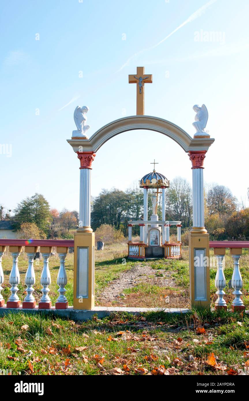 Statue eines Engels und Jesus im Freien Stockfoto Statue eines Engels und Jesus im Freien Stockfoto
