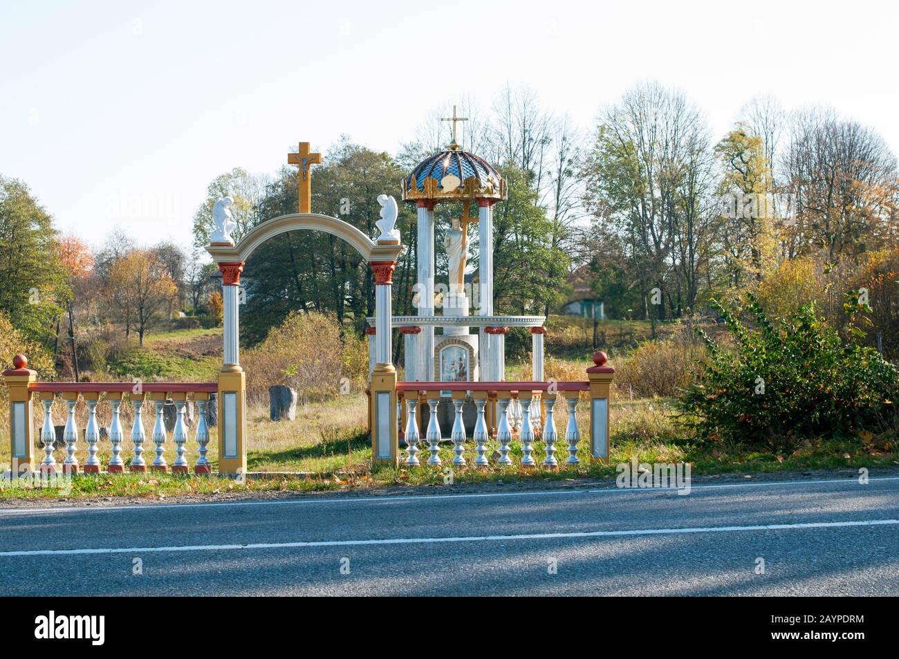 Statue eines Engels und Jesus im Freien Stockfoto Statue eines Engels und Jesus im Freien Stockfoto