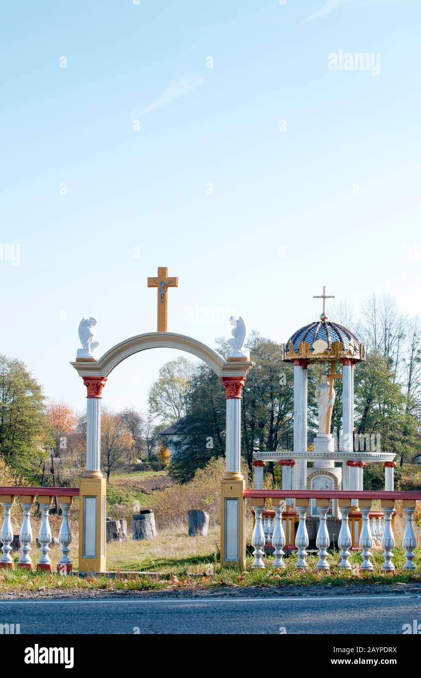 Statue eines Engels und Jesus im Freien Stockfoto Statue eines Engels und Jesus im Freien Stockfoto