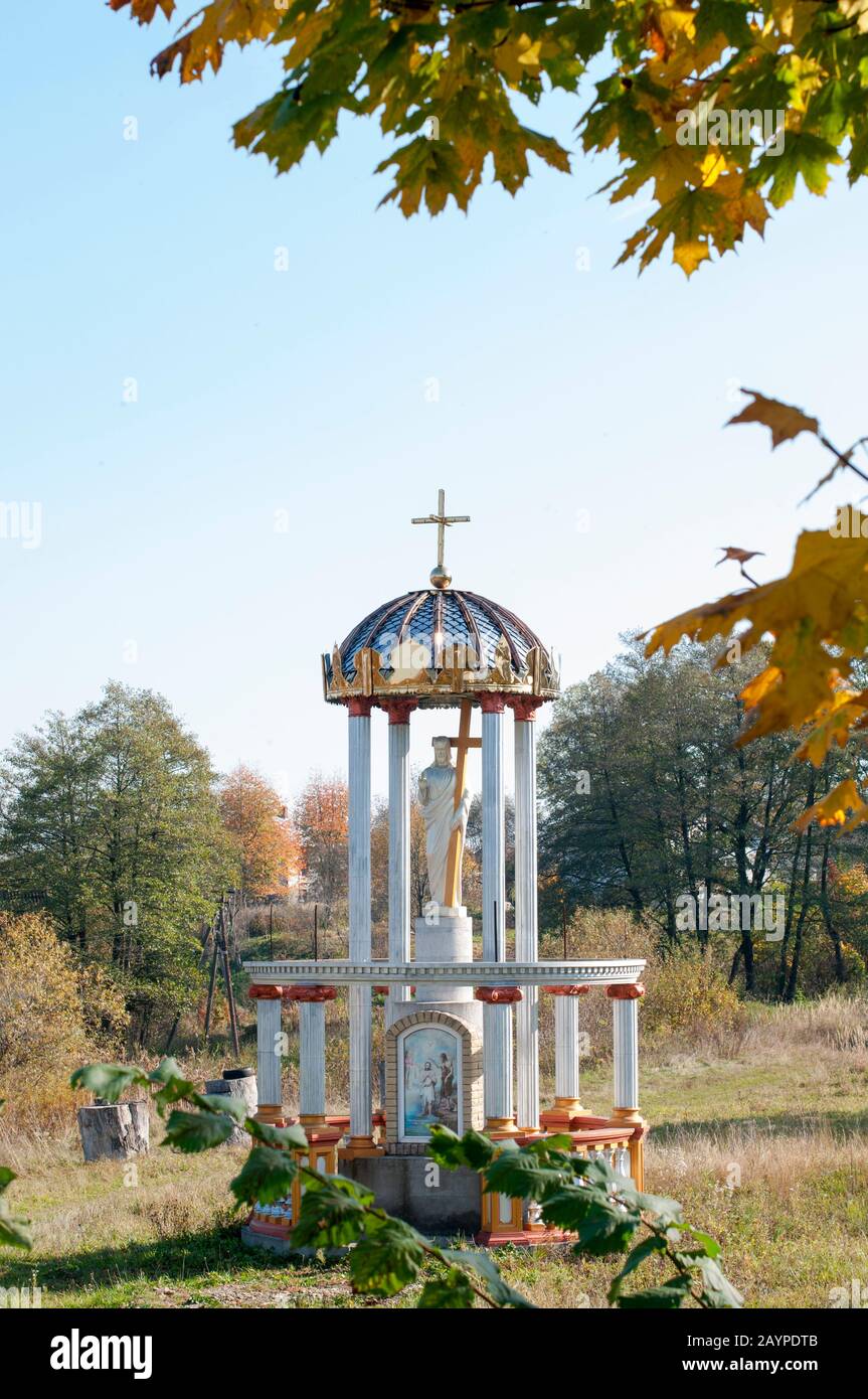Statue eines Engels und Jesus im Freien Stockfoto Statue eines Engels und Jesus im Freien Stockfoto