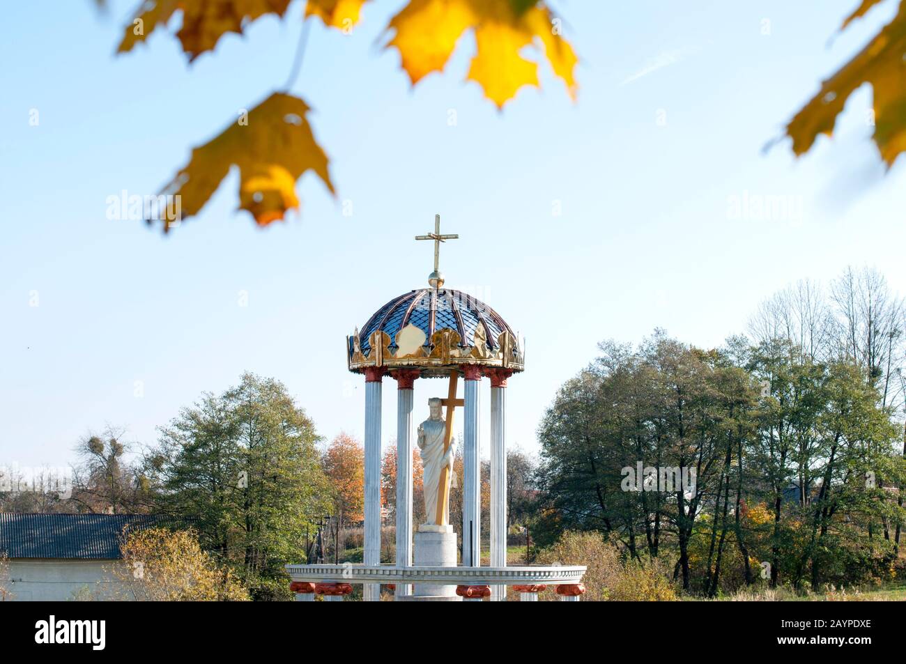 Statue eines Engels und Jesus im Freien Stockfoto Statue eines Engels und Jesus im Freien Stockfoto