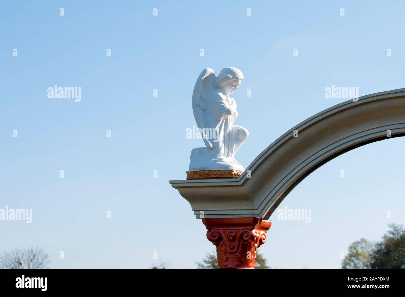 Statue eines Engels und Jesus im Freien Stockfoto Statue eines Engels und Jesus im Freien Stockfoto