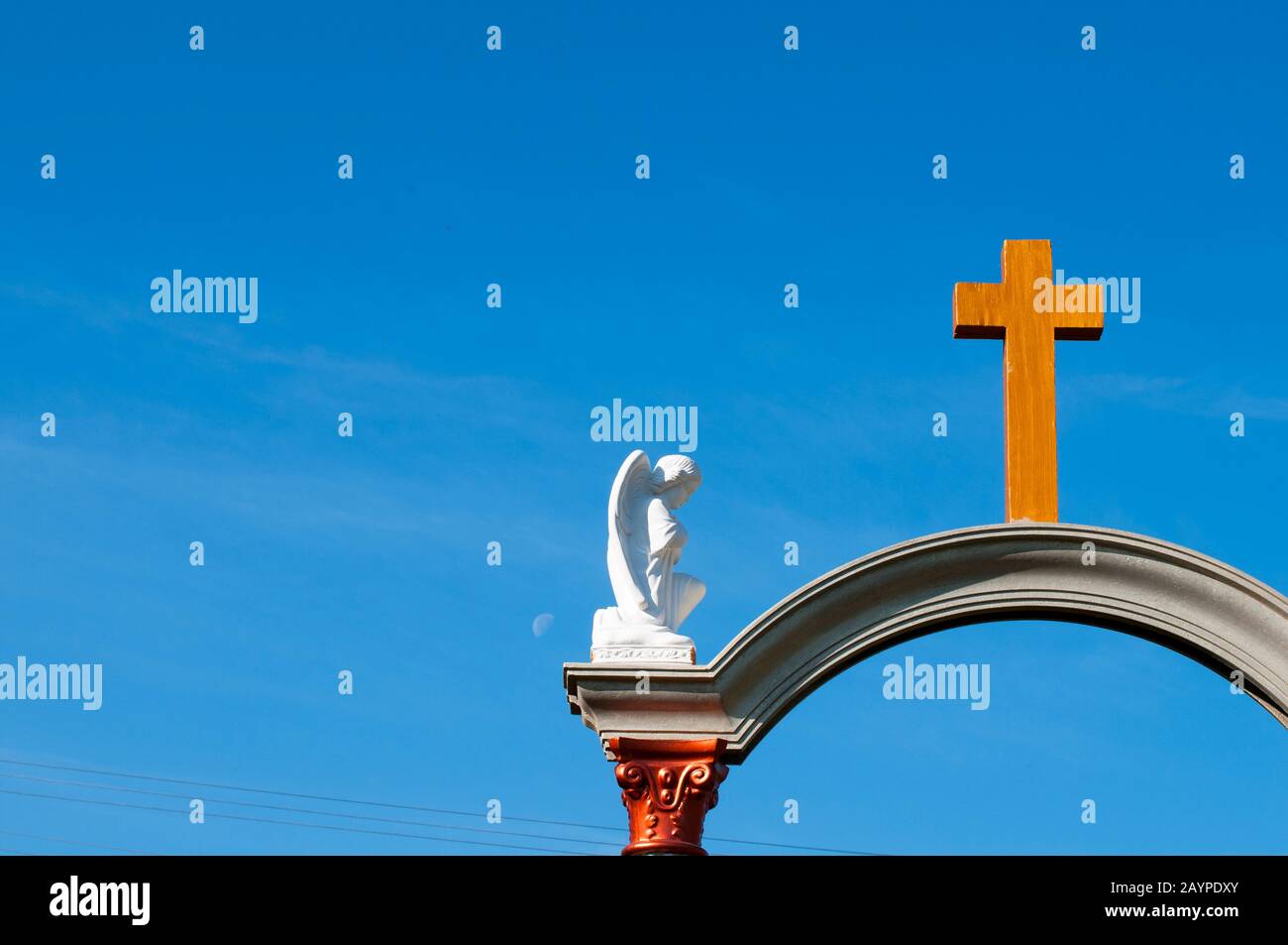 Statue eines Engels und Jesus im Freien Stockfoto Statue eines Engels und Jesus im Freien Stockfoto