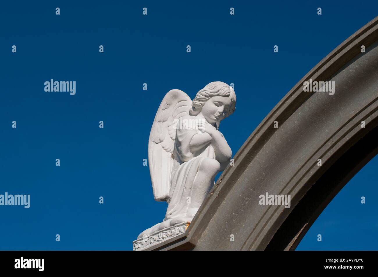 Statue eines Engels und Jesus im Freien Stockfoto