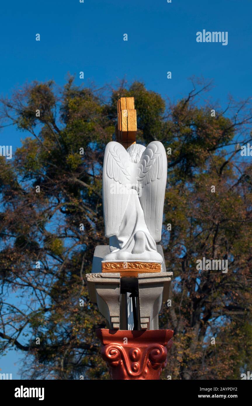 Statue eines Engels und Jesus im Freien Stockfoto