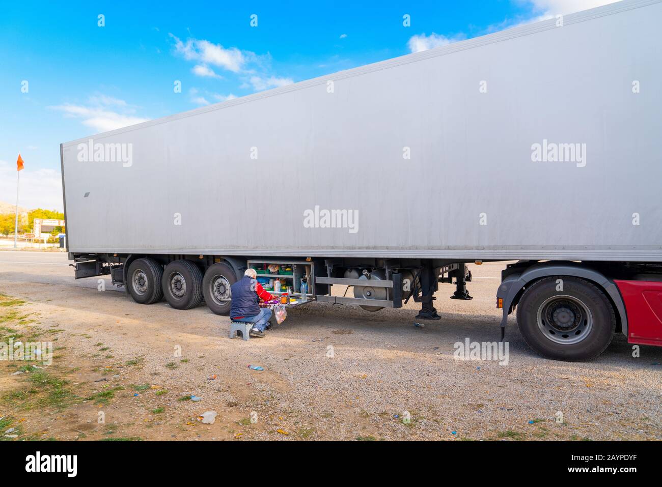 Kirikkale/Türkei-27. Oktober 2019: Lkw-Fahrer macht sich im Ruhezustand eine Pause in seiner tragbaren Küche mit Küchenschränken Stockfoto