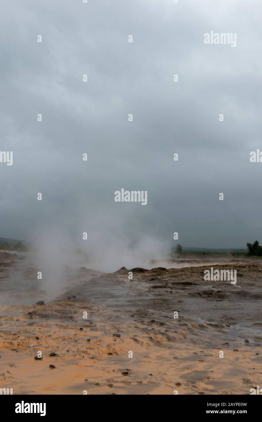 Blick auf den Großen Geysir (der im Jahr arg ausbrach), der sich im geothermischen Gebiet neben dem Fluss Hvita im Südwesten Islands befindet. Stockfoto