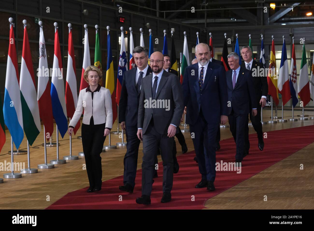 Brüssel, Belgien. Februar 2020. Die Staats- und Regierungschefs der westlichen Balkanstaaten stellen sich nach einem informellen Gipfeltreffen am Sitz der EG ein Familienbild vor. Credit: Alexandros MICHAILIDIS/Alamy Live News Stockfoto