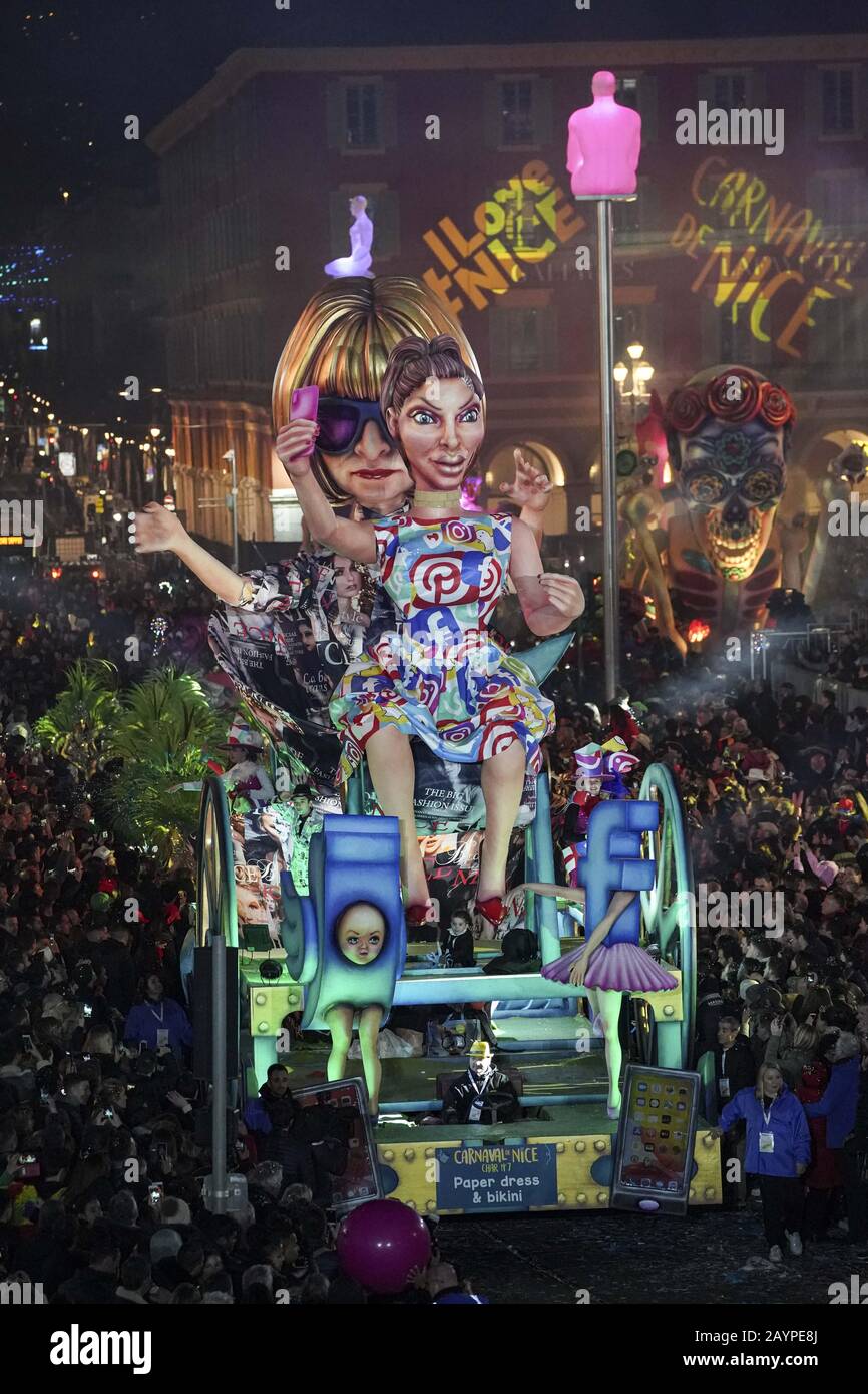 (200216) -- NICE (FRANKREICH), 16. Feb. 2020 (Xinhua) -- Schwimmer werden während der Karnevalsparade in Nizza, Frankreich, am 15. Februar 2020 durch die Menge geparadelt. Der 136. Karneval von Nizza findet hier vom 15. Bis 29. Februar zum Thema "König der Mode" statt (Foto von Serge Haouzi/Xinhua). Stockfoto