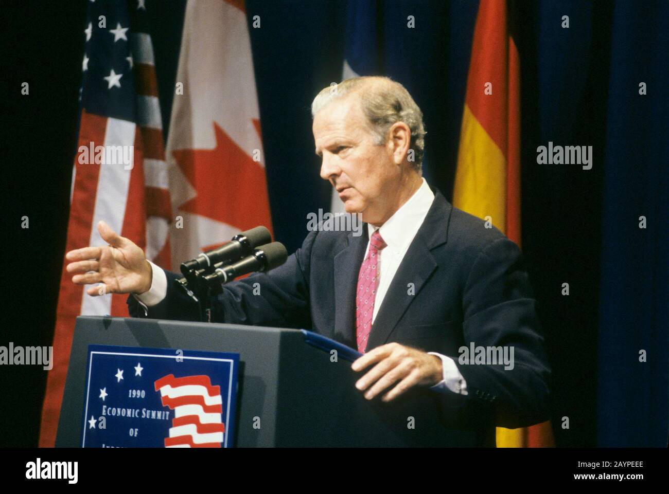 Juni 1990, Houston Texas USA: Staatssekretär James Baker bei einer Pressekonferenz während Präs. George H.W. Bushs G7-Wirtschaftsgipfel. ©Bob Daemmrich Stockfoto