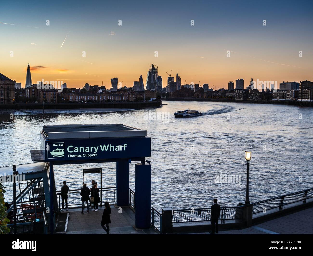 Bus zur Themse Busboot Clipper River fährt von Central London aus am Canary Wharf Kai in East London an Stockfoto