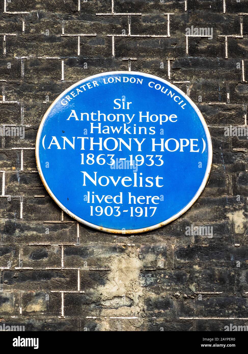 Anthony Hope Blaue Plakette. Anthony Hope Hopkins Romanautor, Autor des Gefangenen von Zenda. Blaue Plakette am 41 Bedford Square, Bloomsbury, London. Stockfoto