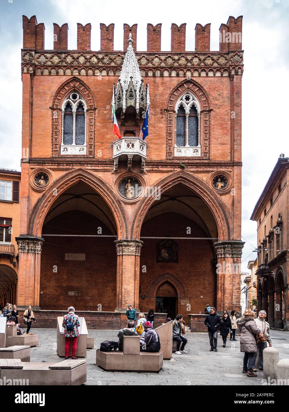 Palazzo della Mercanzia Bologna. Sitz der Industrie- und Handelskammer, der Landwirtschaft und des Gewerbes. Abgeschlossen 1391. Aka Loggia dei Mercanti. Stockfoto