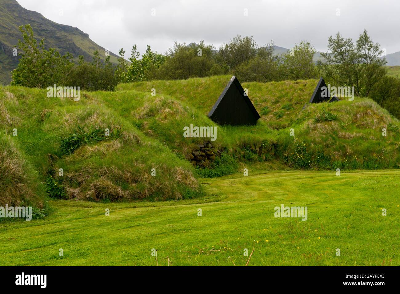 Blick von der Rückseite der traditionellen Rasenhäuser im Skogar-Volksmuseum in Südisland. Stockfoto