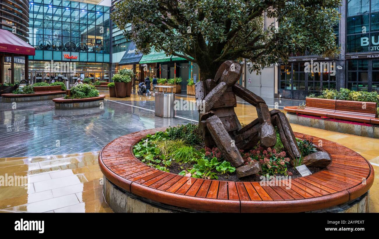 Schlechtes Wetter und Einkaufen. Schlechtes Wetter beeinträchtigt die Anzahl der Käufer im Westfield Stratford City Mall. Stockfoto