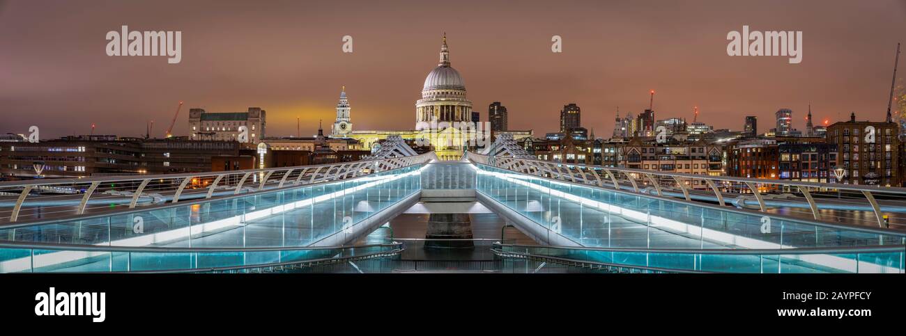 Skyline von London mit St Paul's Cathedral und Millenium Bridge an der Themse bei Nacht als berühmtes Wahrzeichen Stockfoto