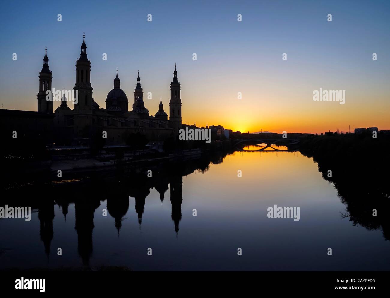 Die schönste und Größte Kathedrale des Barock in Spanien, Unsere Liebe Frau von Der Pfeilerbasilika, bei Sonnenuntergang mit Lichtreflexionen über dem Fluss Ebro in Zaragoza Stockfoto