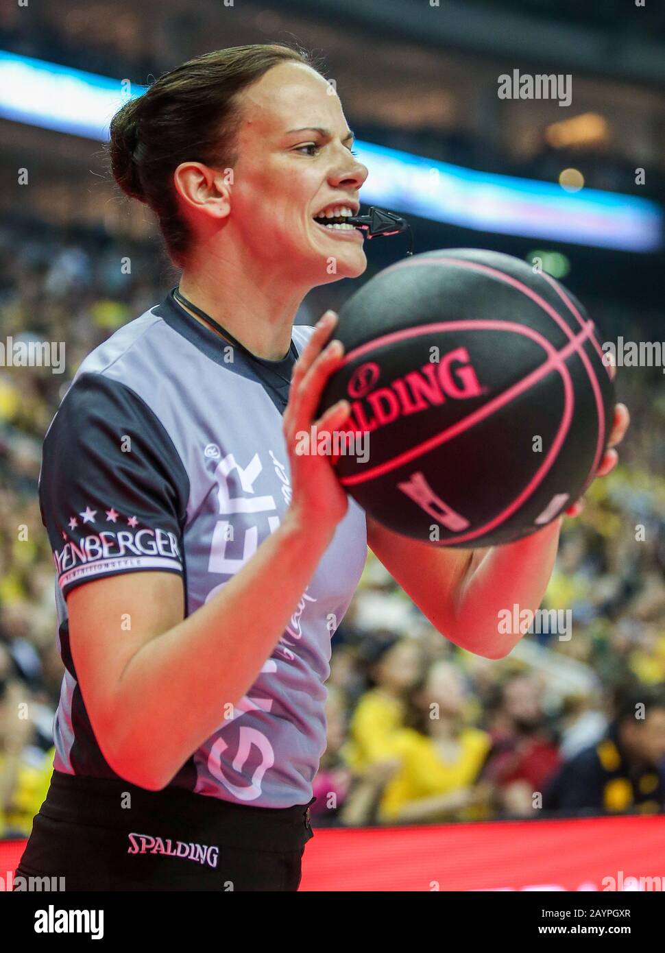 Berlin, Deutschland. Februar 2020. Basketball: BBL Cup, Alba Berlin - EWE Baskets Oldenburg, Finale, Mercedes Benz Arena. Schiedsrichter Anne Panther hält den Ball kurz vor dem Einwurf. Kredit: Andreas Gora / dpa / Alamy Live News Stockfoto