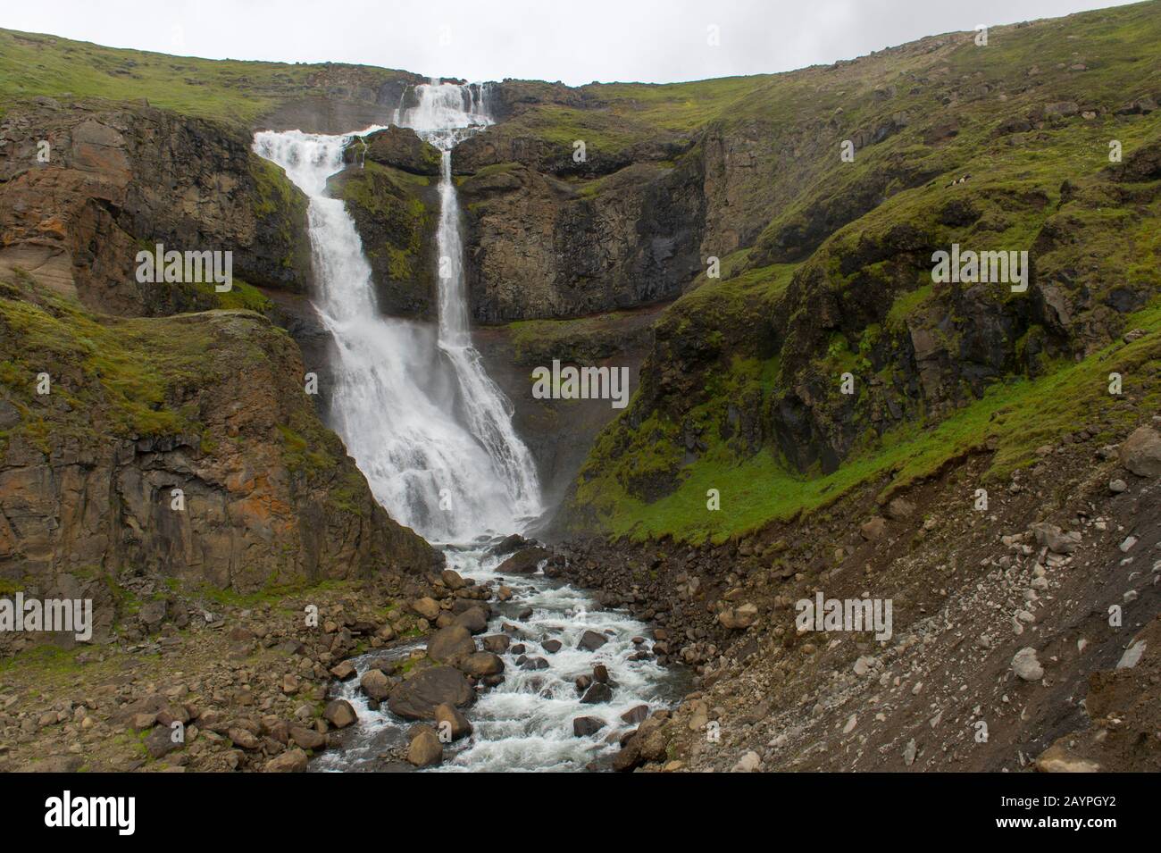 Ein Wasserfall in der Nähe von Hofteigur im Nordosten Islands. Stockfoto