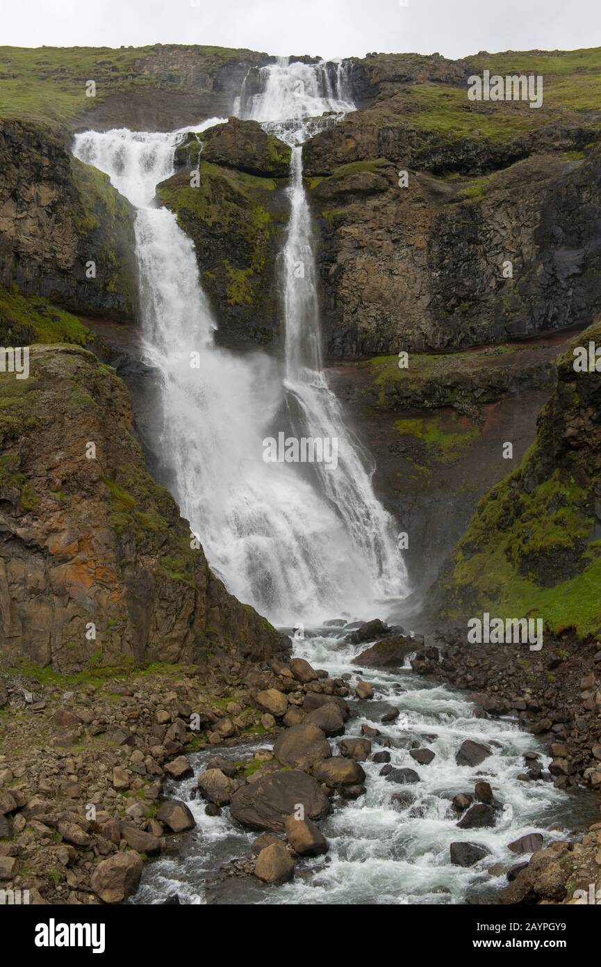 Ein Wasserfall in der Nähe von Hofteigur im Nordosten Islands. Stockfoto