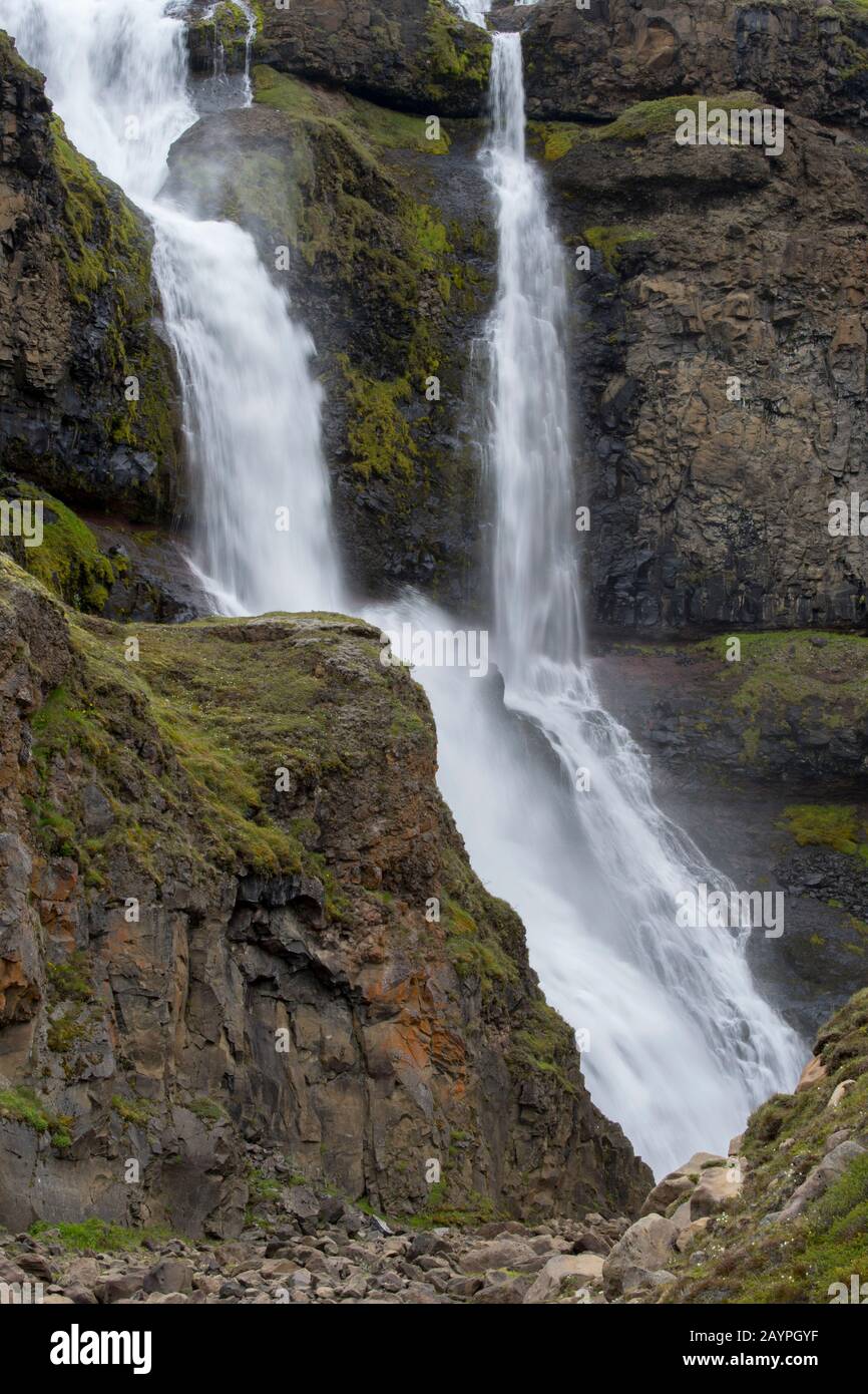 Ein Wasserfall in der Nähe von Hofteigur im Nordosten Islands. Stockfoto