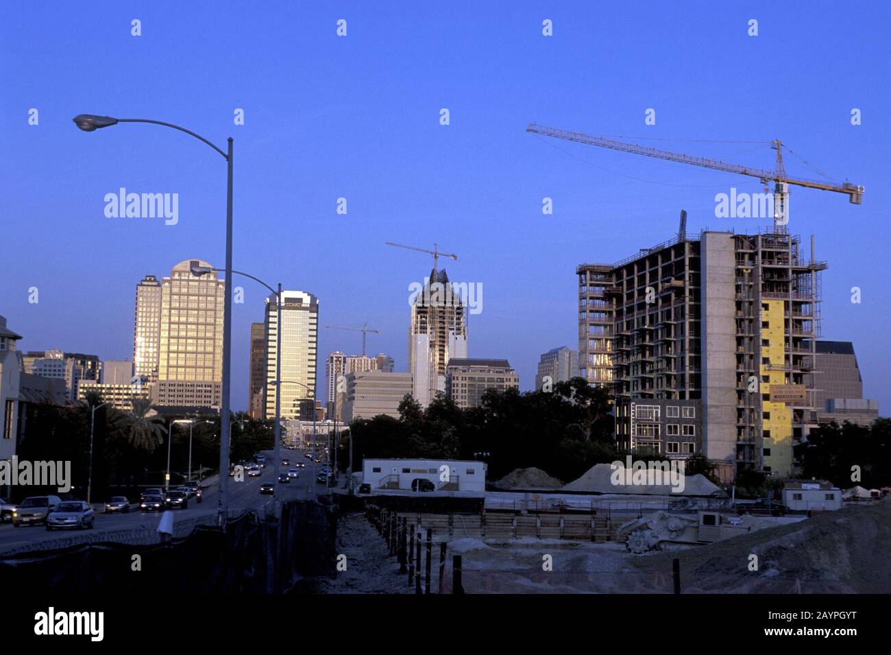 Austin, Texas: Skyline der Innenstadt bei Sonnenuntergang mit Bauprojekten. Juli 2003 ©Bob Daemmrich Stockfoto
