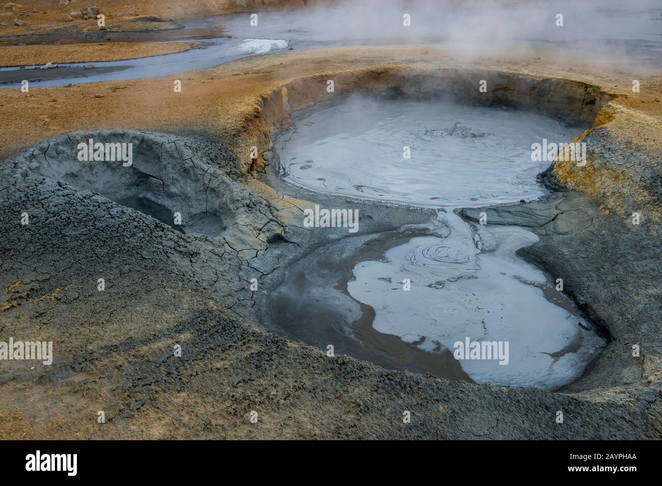 Kochende Schlammtöpfe im heißen Quellgebiet namens Hverir östlich des Mt. Namafjall in der Nähe des Lake Myvatn in Nordostisland. Stockfoto