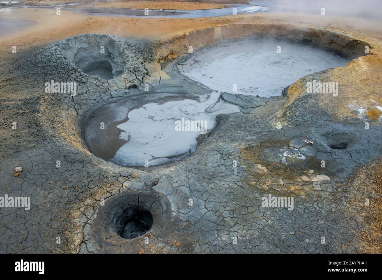 Kochende Schlammtöpfe im heißen Quellgebiet namens Hverir östlich des Mt. Namafjall in der Nähe des Lake Myvatn in Nordostisland. Stockfoto