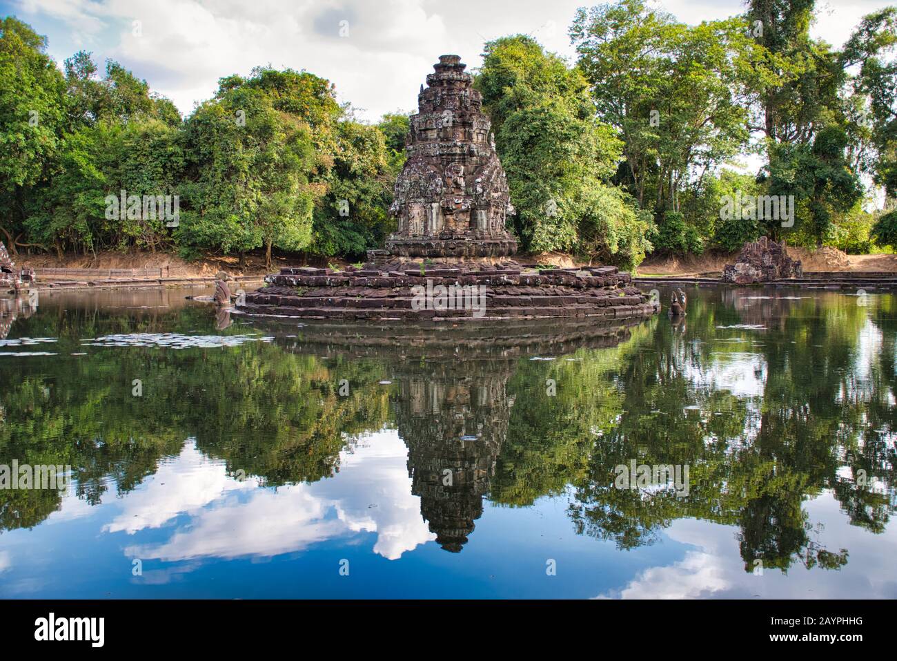 Neak Poan ist eine künstliche Insel mit einem buddhistischen Tempel auf einer kreisförmigen Insel in Jayatataka Baray Stockfoto