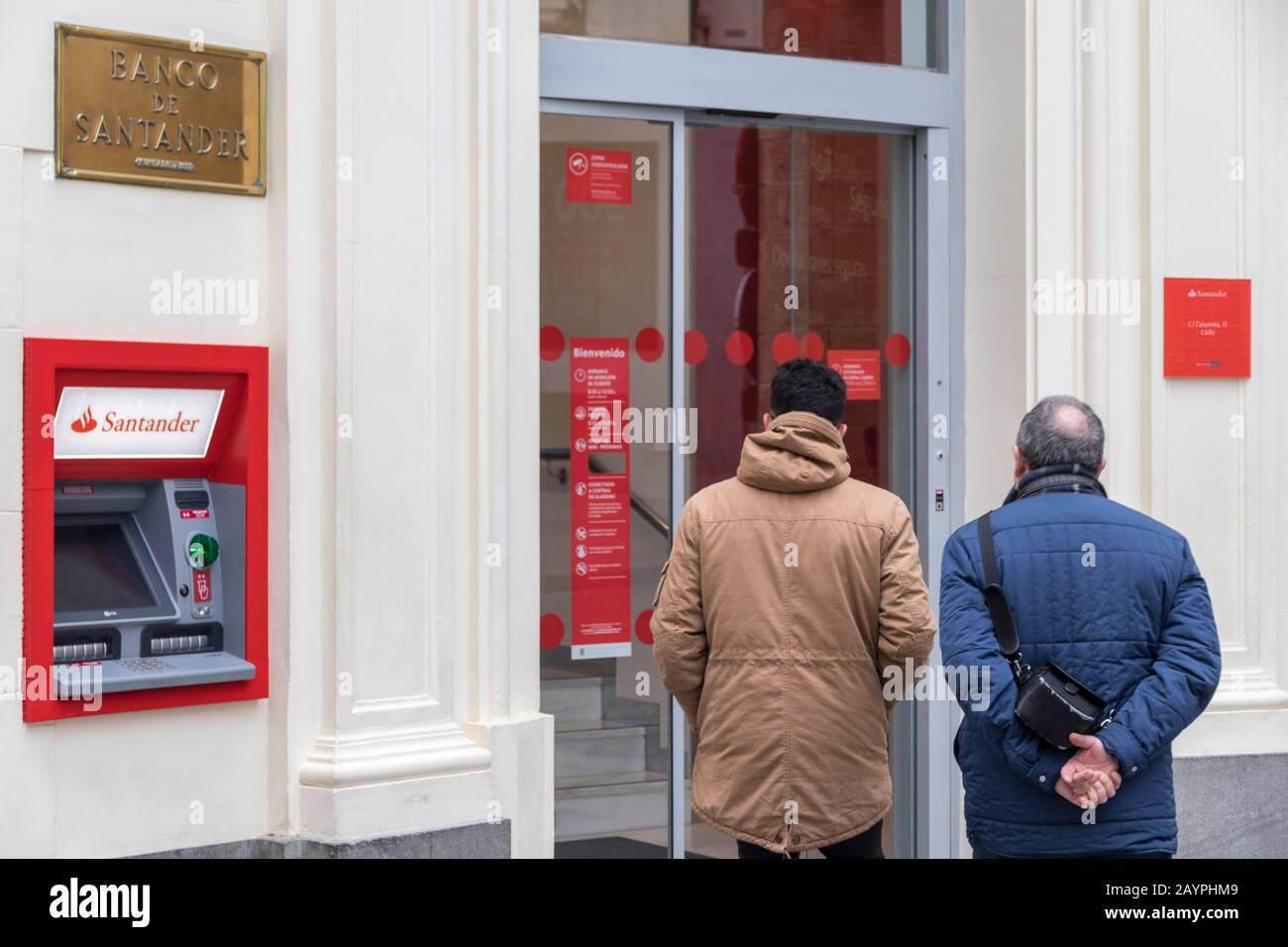 Cadiz, Spanien. Personen, die eine Zweigniederlassung der Banco Santander, einer spanischen multinationalen Geschäftsbank und eines Finanzdienstleistungsunternehmens, betreten Stockfoto