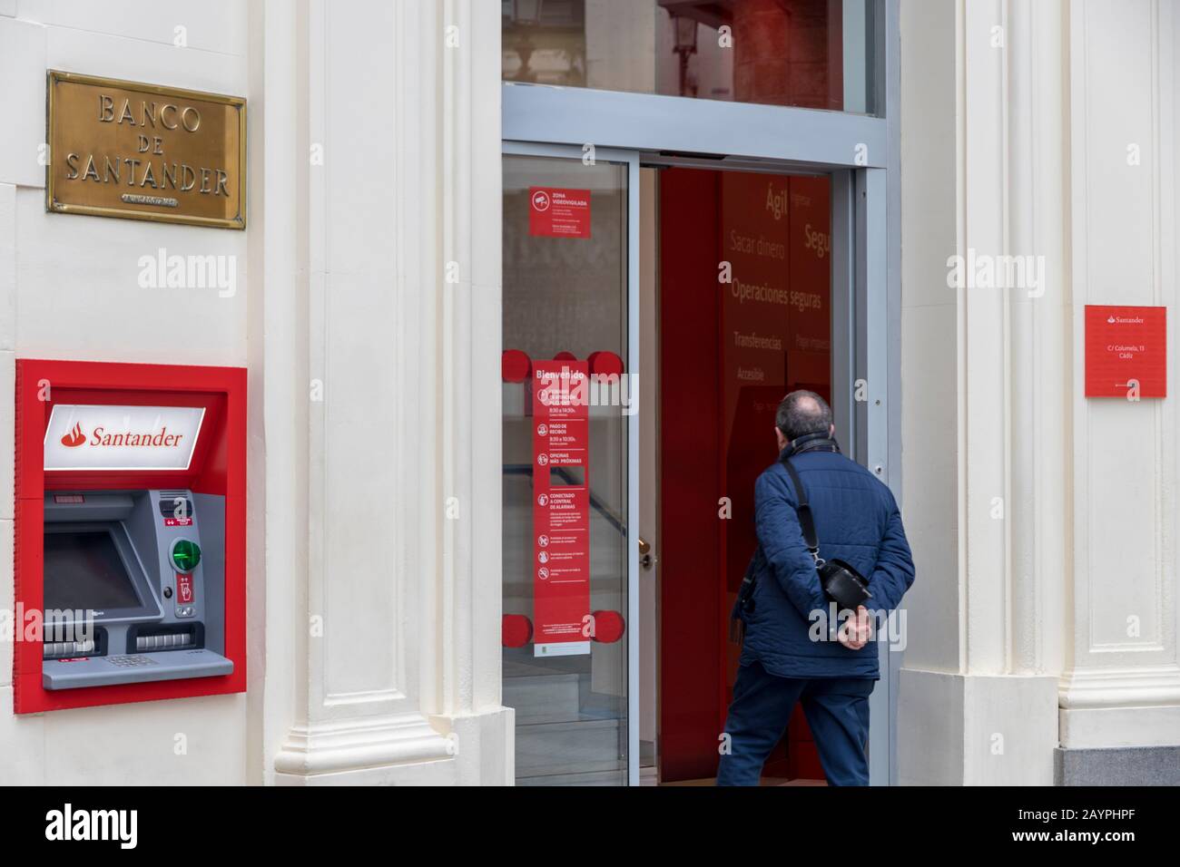 Cadiz, Spanien. Personen, die eine Zweigniederlassung der Banco Santander, einer spanischen multinationalen Geschäftsbank und eines Finanzdienstleistungsunternehmens, betreten Stockfoto