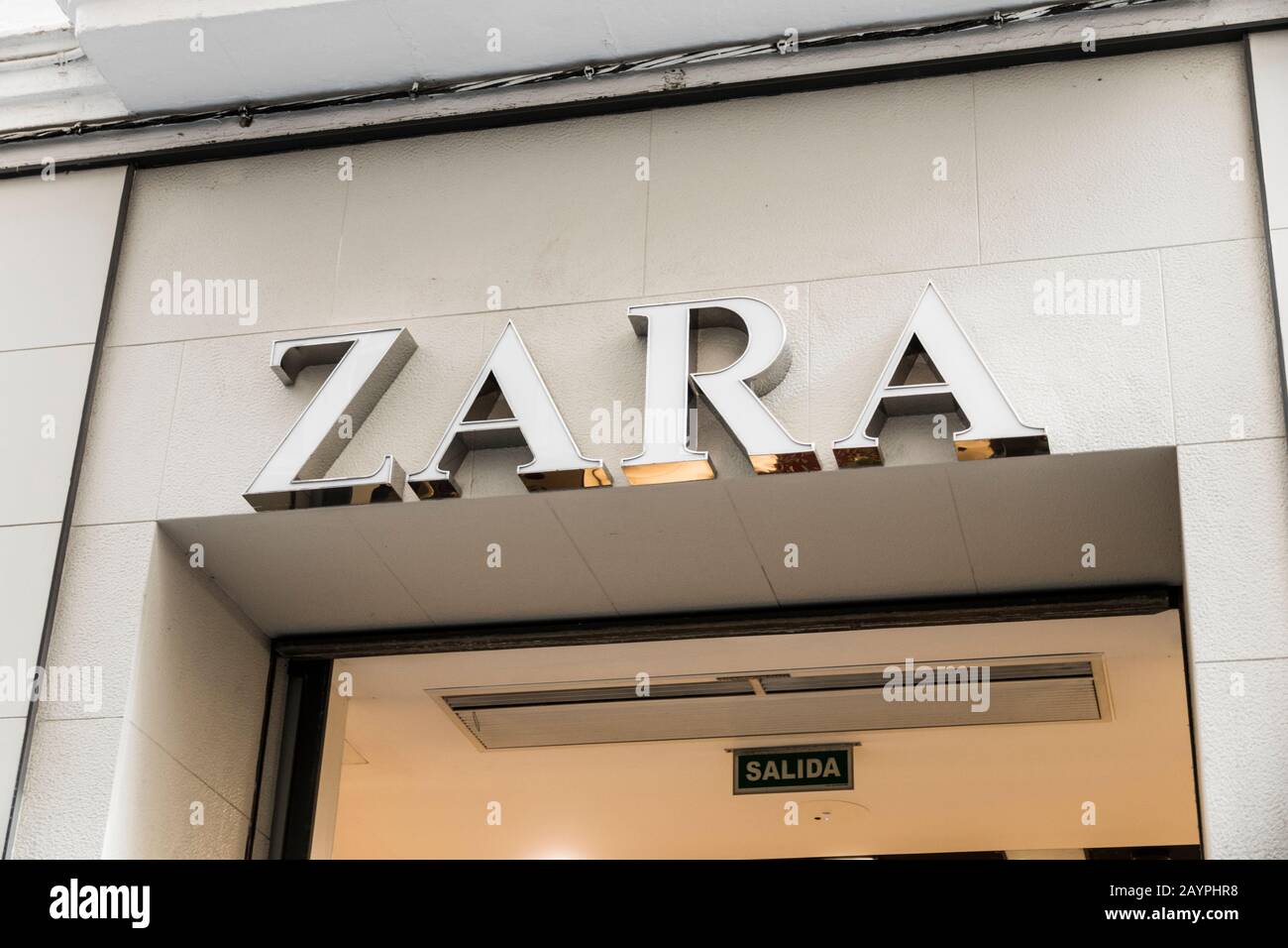 Cadiz, Spanien. Eines der Geschäfte von Zara, einem spanischen Bekleidungseinzelhandelsunternehmen, das sich auf schnelle Mode spezialisiert hat Stockfoto