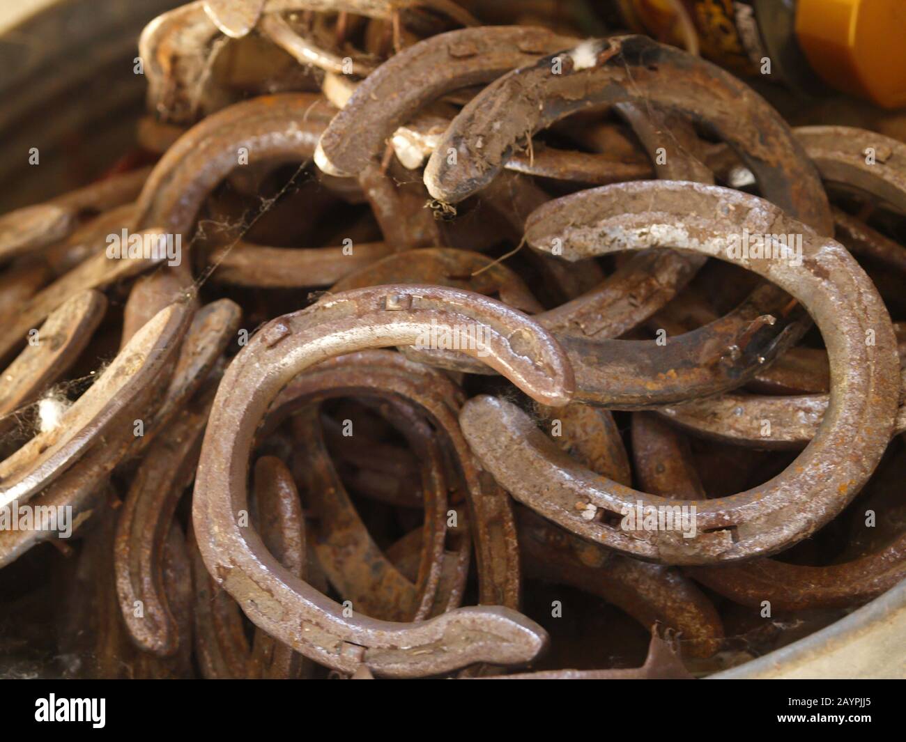 Ein Haufen alter Pferdeschuhe. Stockfoto