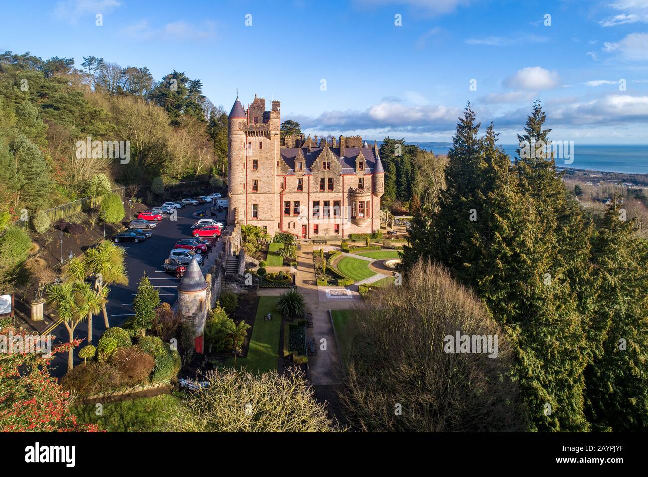 Schloss Belfast. Die Touristenattraktion wurde im 19. Jahrhundert an den hängen des Cave Hill Country Park in Belfast, Nordirland, erbaut. Luftansicht. Belfast Lough in Stockfoto