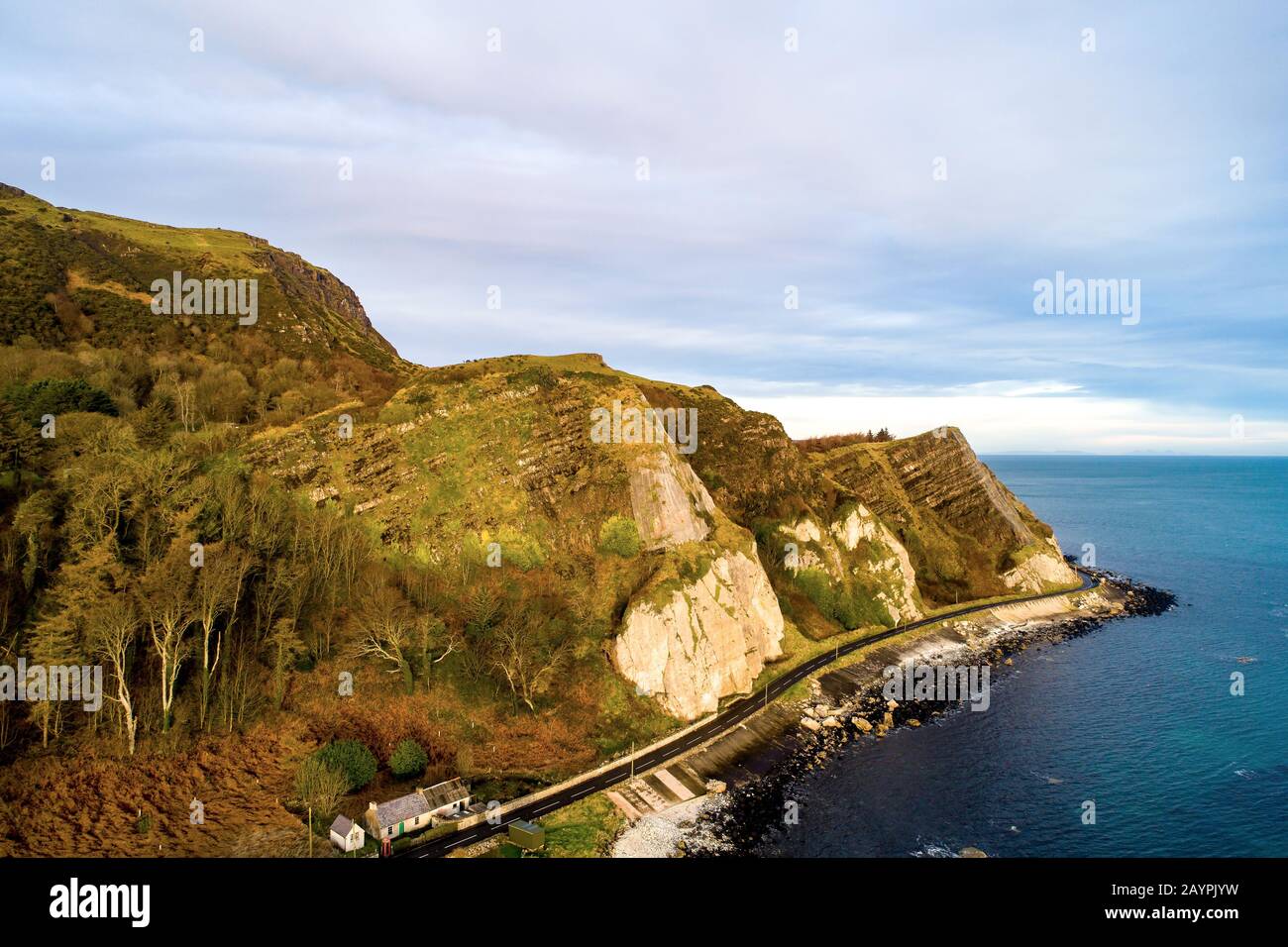 Nordirland, Großbritannien. Atlantikküste. Cliffs und Antrim Coast Road, auch bekannt als Causeway Coastal Route. Eine der landschaftlich schönsten Küstenstraßen Europas. Aer Stockfoto