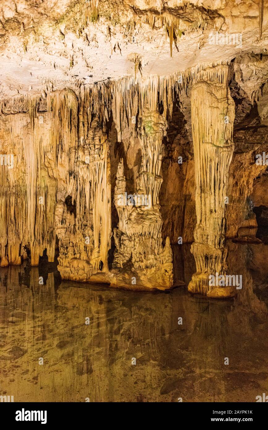 Neptune's Grotte ist eine Tropfsteinhöhle in der Nähe der Stadt Alghero auf der Insel Sardinien, Italien. Stockfoto