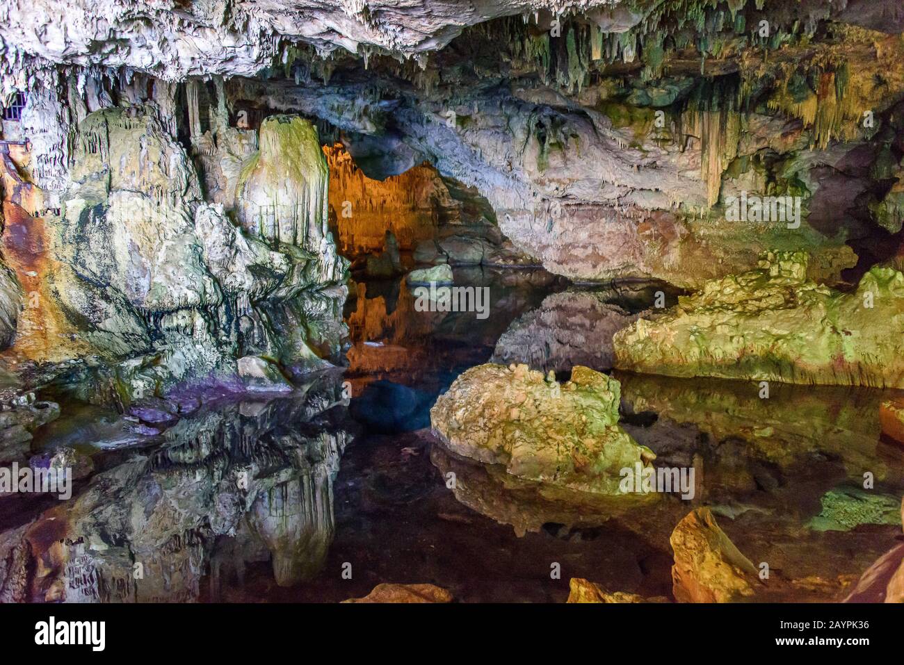 Neptune's Grotte ist eine Tropfsteinhöhle in der Nähe der Stadt Alghero auf der Insel Sardinien, Italien. Stockfoto