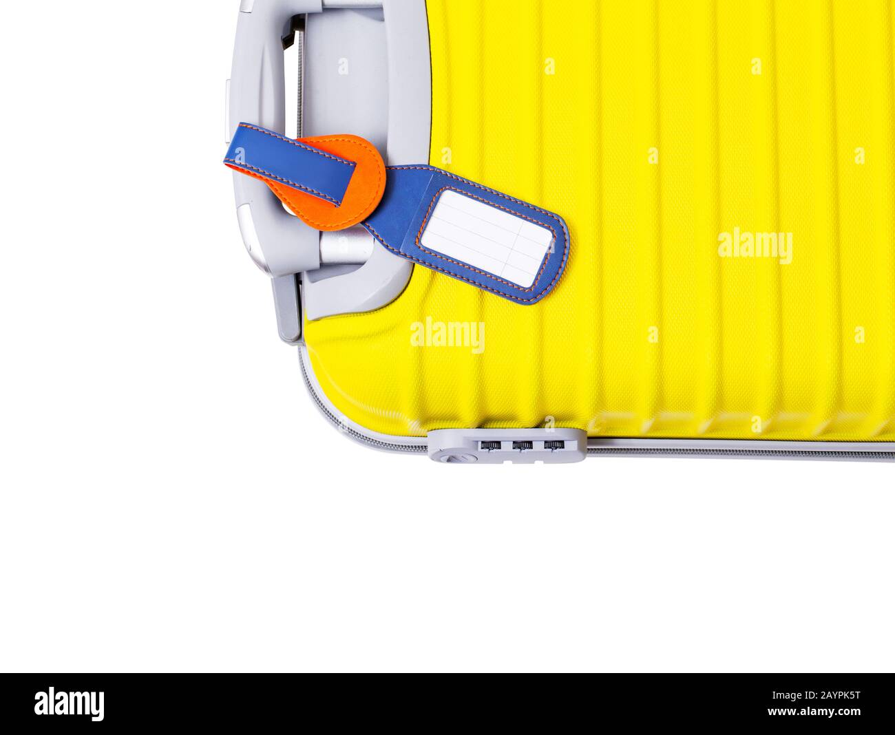 Lost and Found Gepäckkonzept. Isolierter gelber Koffer mit leerem Etikett für persönliche Kontaktinformationen Stockfoto