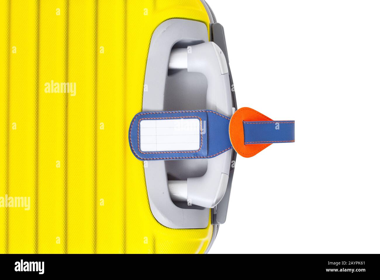Lost and Found Gepäckkonzept. Isolierter gelber Koffer mit leerem Etikett für persönliche Kontaktinformationen Stockfoto