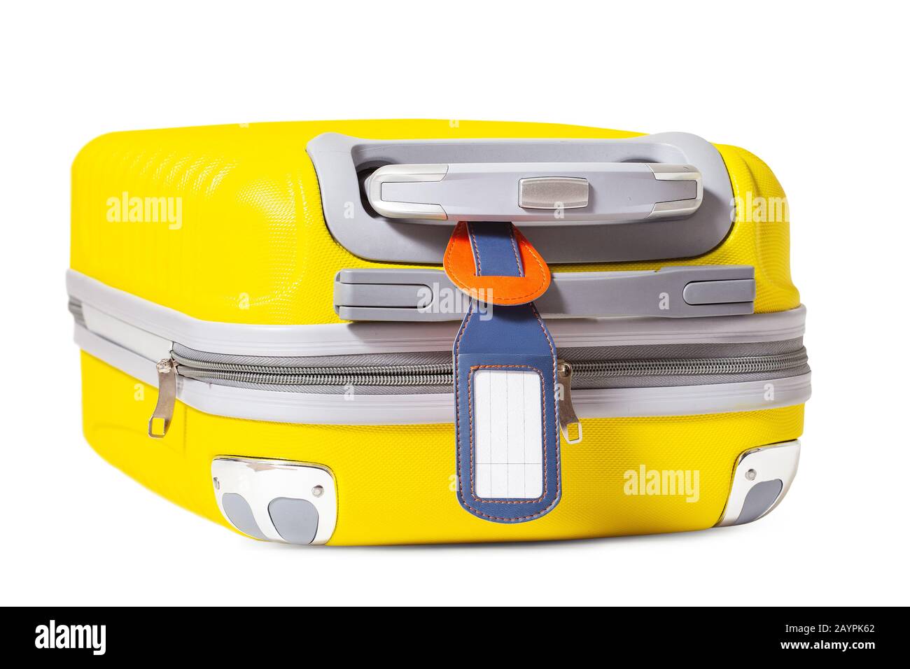 Lost and Found Gepäckkonzept. Isolierter gelber Koffer mit leerem Etikett für persönliche Kontaktinformationen Stockfoto