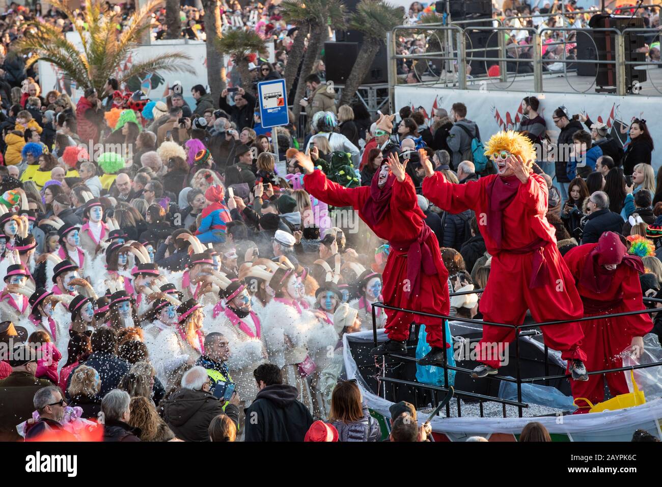 Die Floskeln des Karnevalsumzugs Viareggio 2020 entlang der Küste Stockfoto