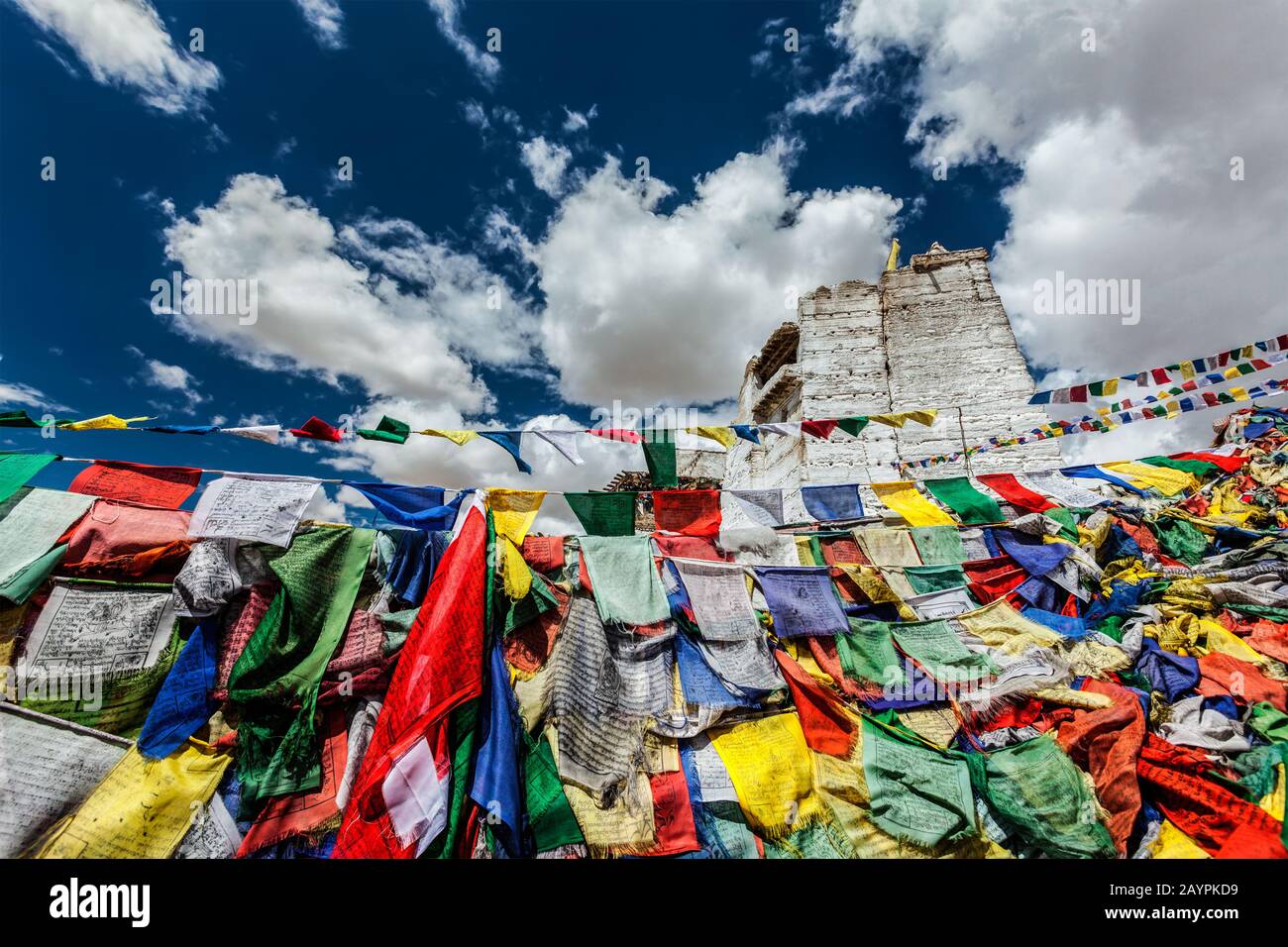 Ruinen von Tsemo Victory Fort auf der Klippe von Namgyal Hill und Lungta - farbenfrohe buddhistische Gebetfahnen Stockfoto