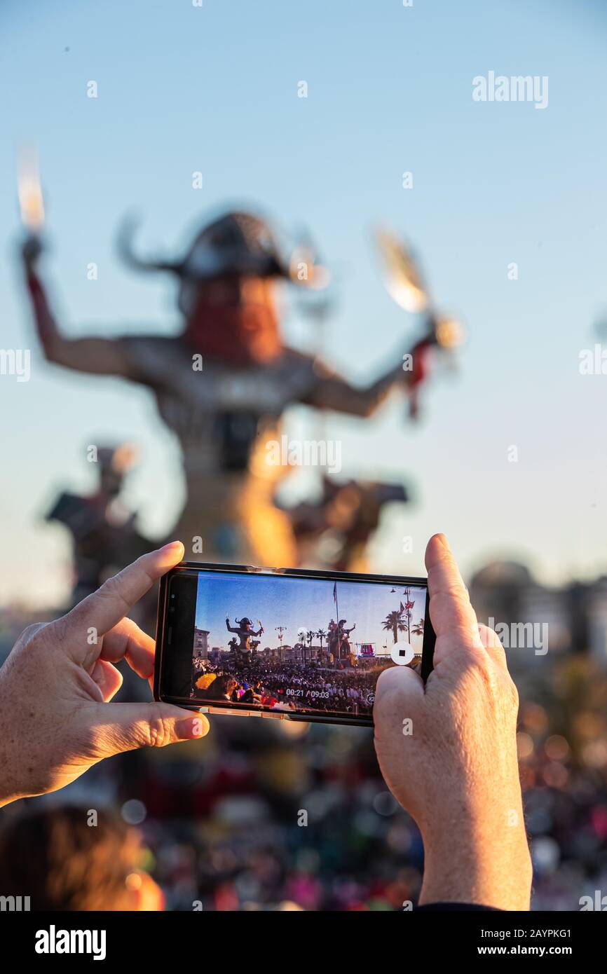 Die Floskeln des Karnevalsumzugs Viareggio 2020 entlang der Küste Stockfoto