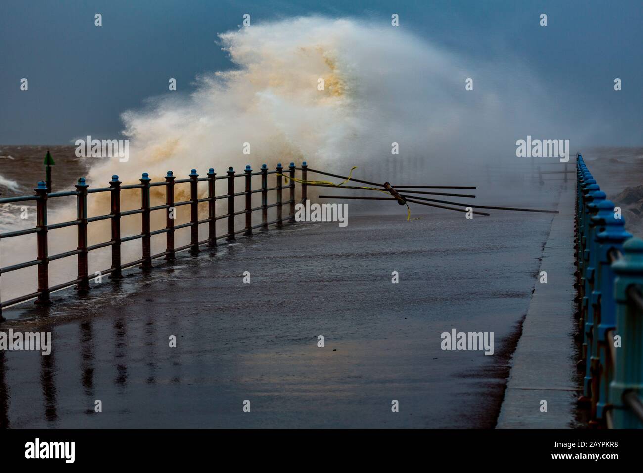 Heysham, Lancashire, Großbritannien, 16. Februar 2020, Die beschädigten Geländer auf dem Grosvenor Breakwater in Heysham, die zum zweiten Mal im zweiwöchigen Credit Wellen schlagen: Photograping North/Alamy Live News Stockfoto