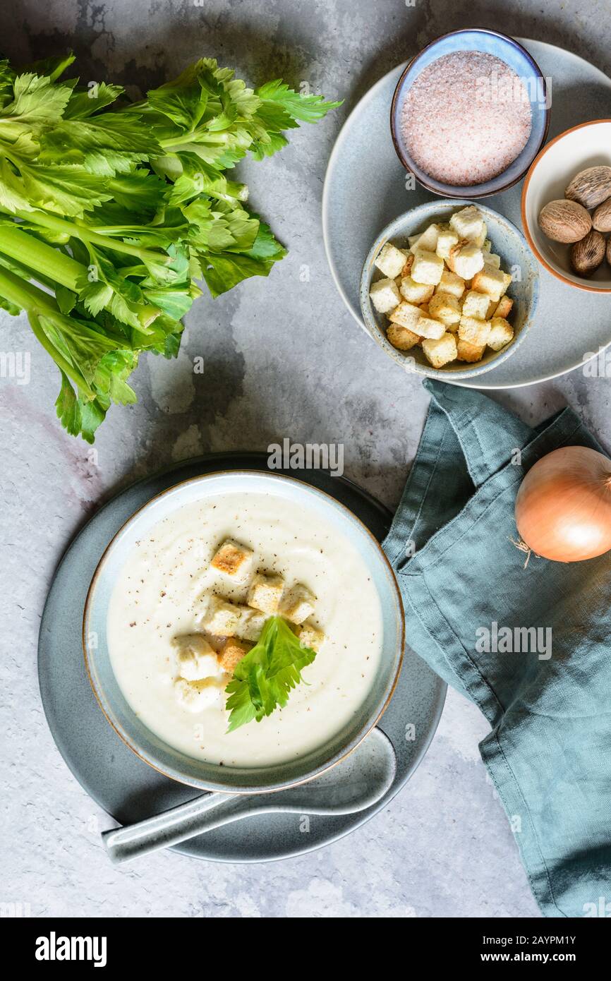 Köstliche cremige Sellerie und Kohlrabiensuppe mit Croutons und Vollkornbrot Stockfoto