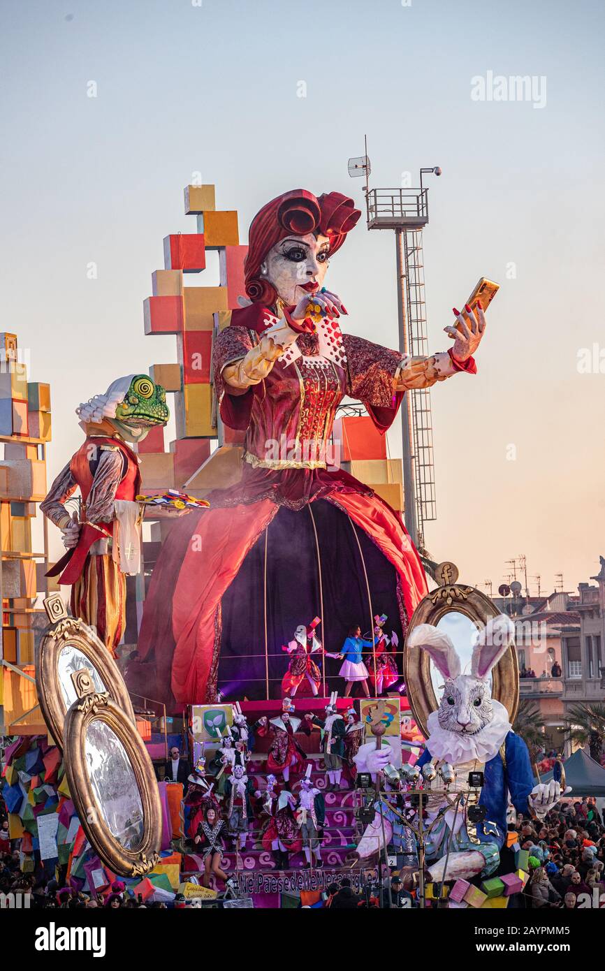 Die Floskeln des Karnevalsumzugs Viareggio 2020 entlang der Küste Stockfoto